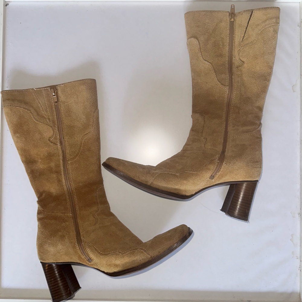 brown suede cowgirl boots